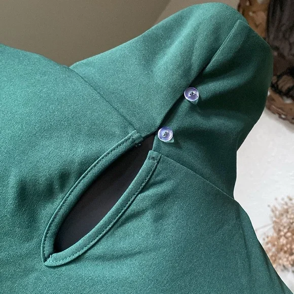 Elegant Green Long Sleeve Pleated Dress - Picture 11 of 12